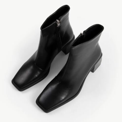 heeled ankle boot in black