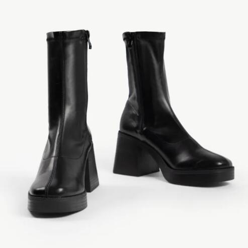 block heeled boot in black